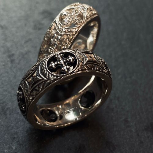 SMALL FLAT ENGRAVED BAND W/PRINCESS ROUND Ring（指輪） Loree 