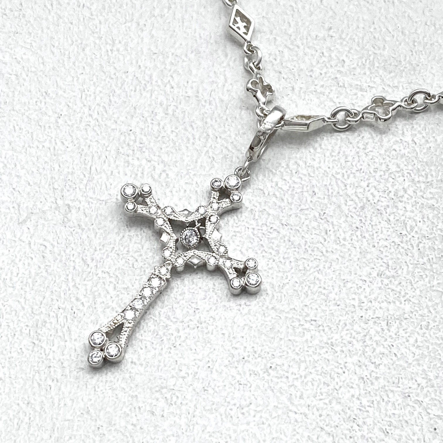 SHANGRI-LA TINY CROSS SILVER PENDANT/ZIRCONIA Pendant